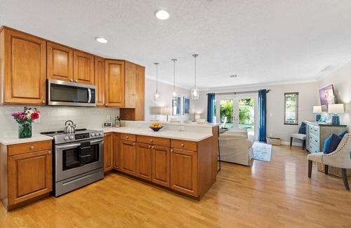 South Corals Maison | This house is a 3 bedroom(s), 2 bathrooms, located in Oakland Park, FL.