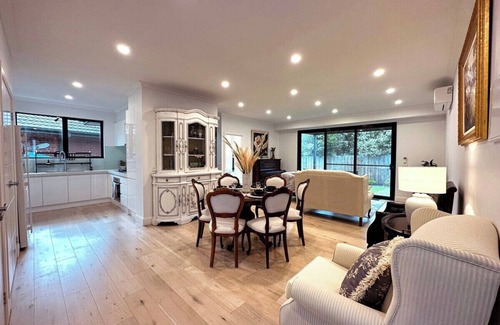 Mount Waverley Maison | This house is a 4 bedroom(s), 3.5 bathrooms, located in Glen Waverley, VIC.