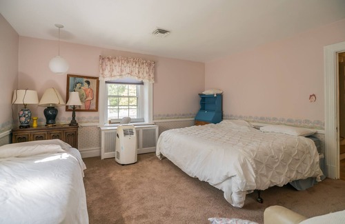 West Trenton Station Balnéaire | This is a beautiful family-friendly historic mansion on a private lake.