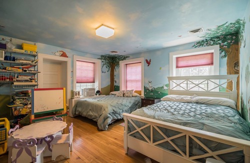 West Trenton Station Balnéaire | This is a beautiful family-friendly historic mansion on a private lake.