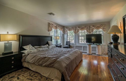 West Trenton Station Balnéaire | This is a beautiful family-friendly historic mansion on a private lake.