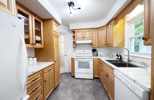 Fredericton Appartement | This is where new and mid-century character come together for a beautiful stay