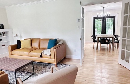 Fredericton Appartement | This is where new and mid-century character come together for a beautiful stay