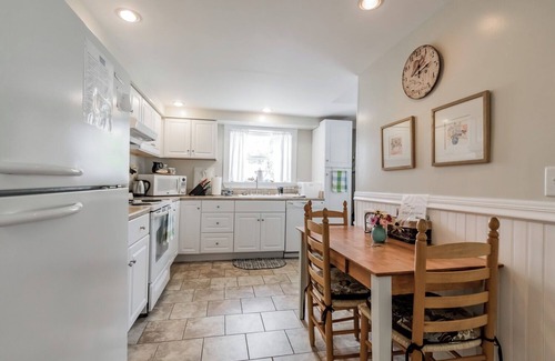 Camp Ellis Appartement | This one bedroom attached unit is three houses from the beach, with ocean views from the bedroom