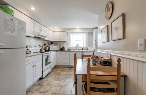 Camp Ellis Appartement | This one bedroom attached unit is three houses from the beach, with ocean views from the bedroom