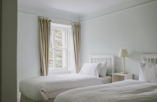 Calvine Appartement | This recently renovated farmhouse features two spacious bedroomed apartments that can be joined to g