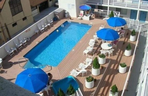 North End Copropriété | Cette propriété locative est à seulement 1 1/2 pâtés de maisons de la plage et de la promenade / piscine et plus encore.
