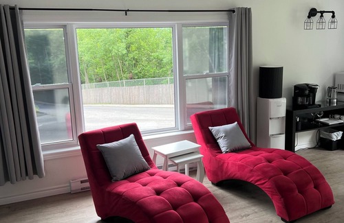 Coaticook Appartement | This studio gives you a front row view of Coaticook's illuminated bridge.