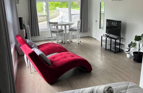 Coaticook Appartement | This studio gives you a front row view of Coaticook's illuminated bridge.