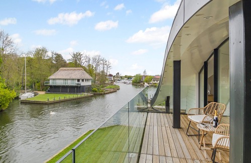 Wroxham Cottage | This stunning waterside home offers an amazing space for families and friends.