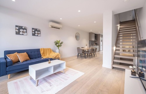 Mordialloc Maison | This townhouse is a 3 bedroom(s), 3 bathrooms, located in Mordialloc, VIC.