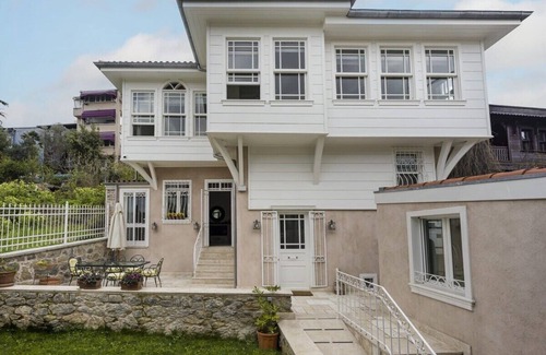 Beylerbeyi Villa | This villa is a 3 bedroom(s), 3 bathrooms, located in Üsküdar, İstanbul.