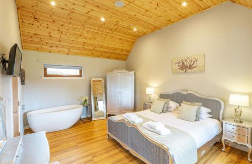 East Lewiston Maison | Thistle Lodge 18 with Hot Tub