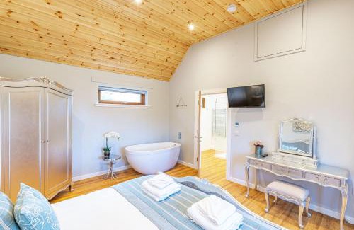 East Lewiston Maison | Thistle Lodge 20 with Hot Tub