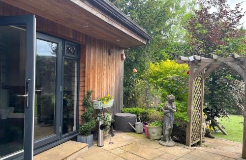 Hemel Hempstead Appartement | Thistle Lodge - Quiet Garden lodge with off road parking