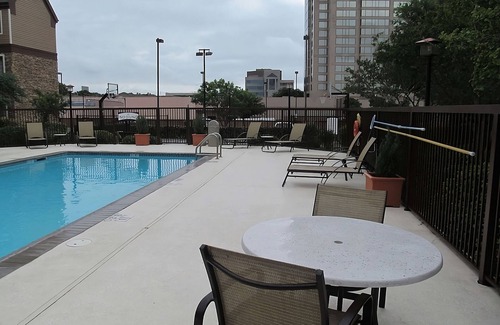Vance Jackson Appartement | Three 2BR Suites with Full Kitchens! Close to The Alamo! With Pool Access!