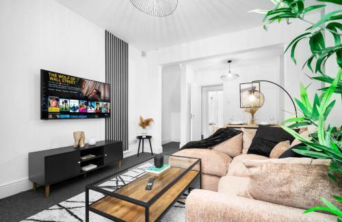 Birmingham Maison | Three Bed House - Accommodates 7 - Parking - Garden - Harborne 465H