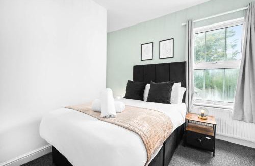 Birmingham Maison | Three Bed House - Accommodates 7 - Parking - Garden - Harborne 465H