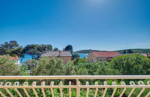 Martinscica Appartement | Appartement de trois chambres avec le balcon et la vue sur le mer Martinscica, Cres (A-23222-a)