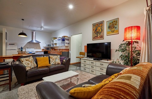 Kaikoura Maison | Chalet de trois chambres avec une vue imprenable sur la mer et les montagnes.