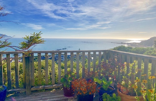 Kaikoura Maison | Chalet de trois chambres avec une vue imprenable sur la mer et les montagnes.