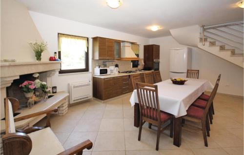 Rebici Maison | Three-Bedroom Holiday Home In Rebici
