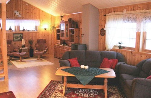 Bostad Maison | Three-Bedroom Holiday home in Leknes 1