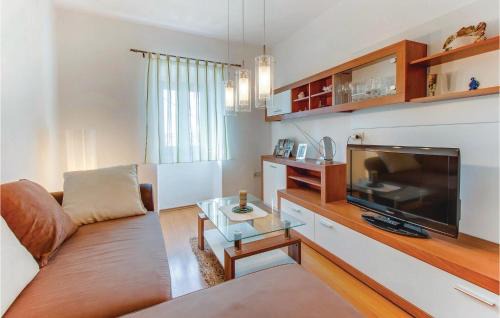 Cres Maison | Three-Bedroom Holiday Home In Dragozetici