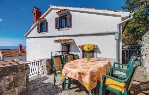 Cres Maison | Three-Bedroom Holiday Home In Dragozetici
