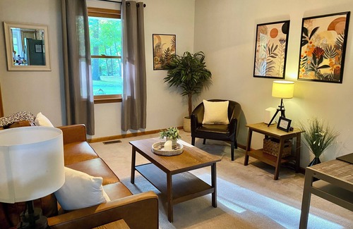 Dennisville Maison | Three bedroom home in beautiful treelined neighborhood.