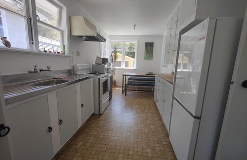 Lower Hutt Maison | Sugarloaf Island, pet friendly home with a 🔥