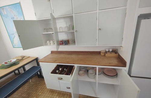 Lower Hutt Maison | Sugarloaf Island, pet friendly home with a 🔥