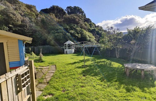 Lower Hutt Maison | Sugarloaf Island, pet friendly home with a 🔥