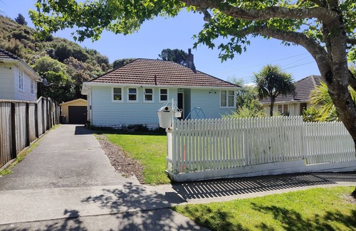 Lower Hutt Maison | Sugarloaf Island, pet friendly home with a 🔥