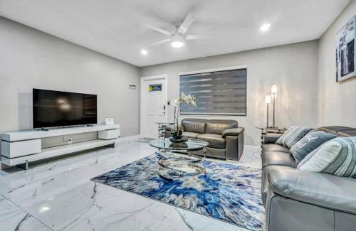 Coral Springs Maison | Three Bedroom Pool Home with Modern Interior Design