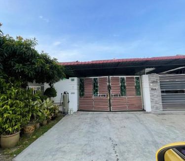 Pasir Gudang Maison | three bedroom tarraced house - RainaHomestay Pasir Gudang