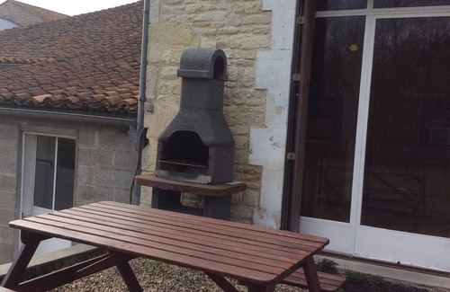 Saint-Fraigne Maison | Gîte de style charentais avec trois chambres dans un village
