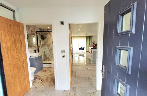 Lochgelly Maison | Three Bedrooms House By Sensational Stay Short Lets & Serviced Accommodation With Free Parking & Wi-fi