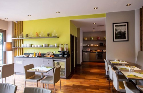 9th Arrondissement Hôtel | Three Comfortable and Pet-friendly Rooms, Onsite Parking, Centrally Located!