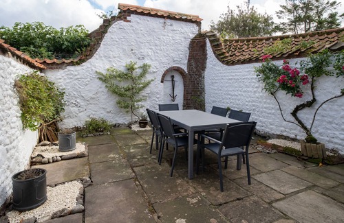 Cley next the Sea Maison | Three double bedroom fisherman’s cottage-breathtaking views across RSPB marshes.