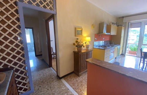 Rezza Appartement | Appartement de trois pièces avec balcon, large vue sur les collines, proche du centre et de la mer