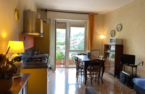 Rezza Appartement | Appartement de trois pièces avec balcon, large vue sur les collines, proche du centre et de la mer