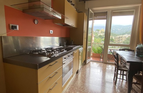Rezza Appartement | Appartement de trois pièces avec balcon, large vue sur les collines, proche du centre et de la mer