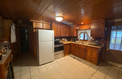 Fulton Cottage | Three Swans Lakehouse:Wake Up to Birdsongs & Blooming Beauty at the Lakehouse