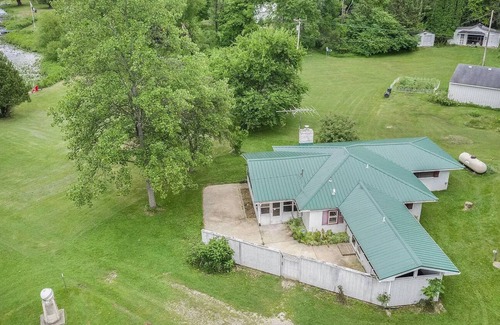 Fulton Cottage | Three Swans Lakehouse:Wake Up to Birdsongs & Blooming Beauty at the Lakehouse