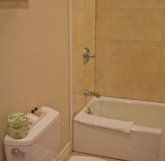 Stony Brook Hôtel | Three Village Inn