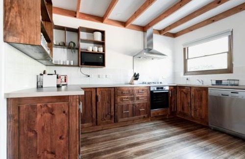 West Launceston Maison | Thrower Cottage: Gateway to the Cataract Gorge