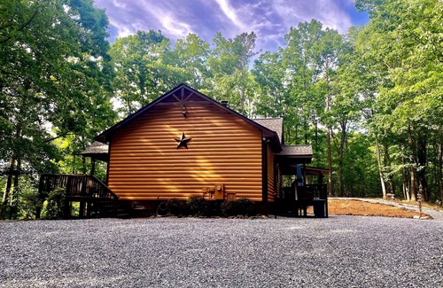 Cleveland Cabine | Weekend Sale! THUNDER RIDGE LODGE. AWESOME VIEW OF MT YONAH! Peace & privacy.