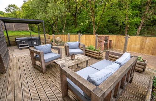 Ammanford Appartement | Thyme Lodge 2BR with Hot Tub and Sauna near Black Mountain