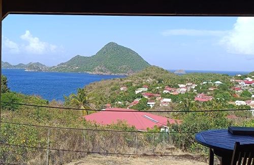 Grand Anse Maison | TI KAZ ANOLI Cottage en bois avec vue sur la baie